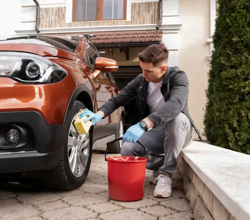 Lavage auto à domicile Marsais-Sainte-Radégonde : professionnel intervenant sur un véhicule